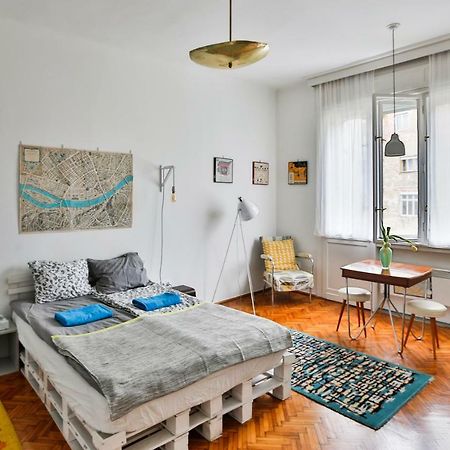 Bright Lights, Big City Studio Budapest Bagian luar foto