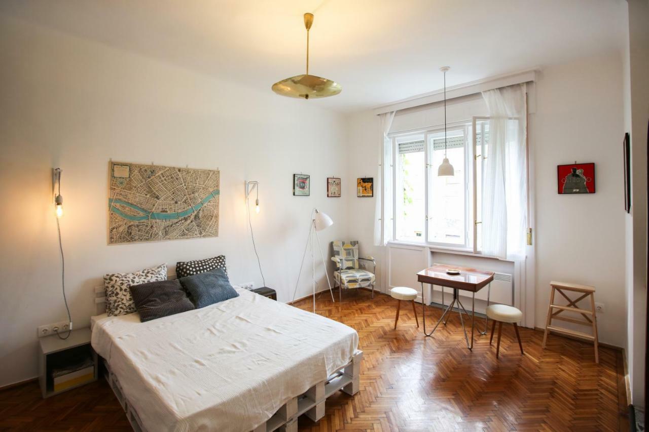 Bright Lights, Big City Studio Budapest Bagian luar foto