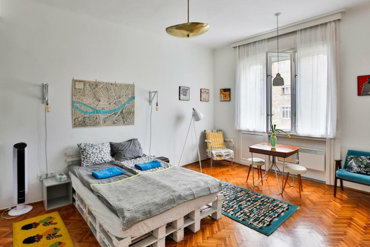 Bright Lights, Big City Studio Budapest Bagian luar foto